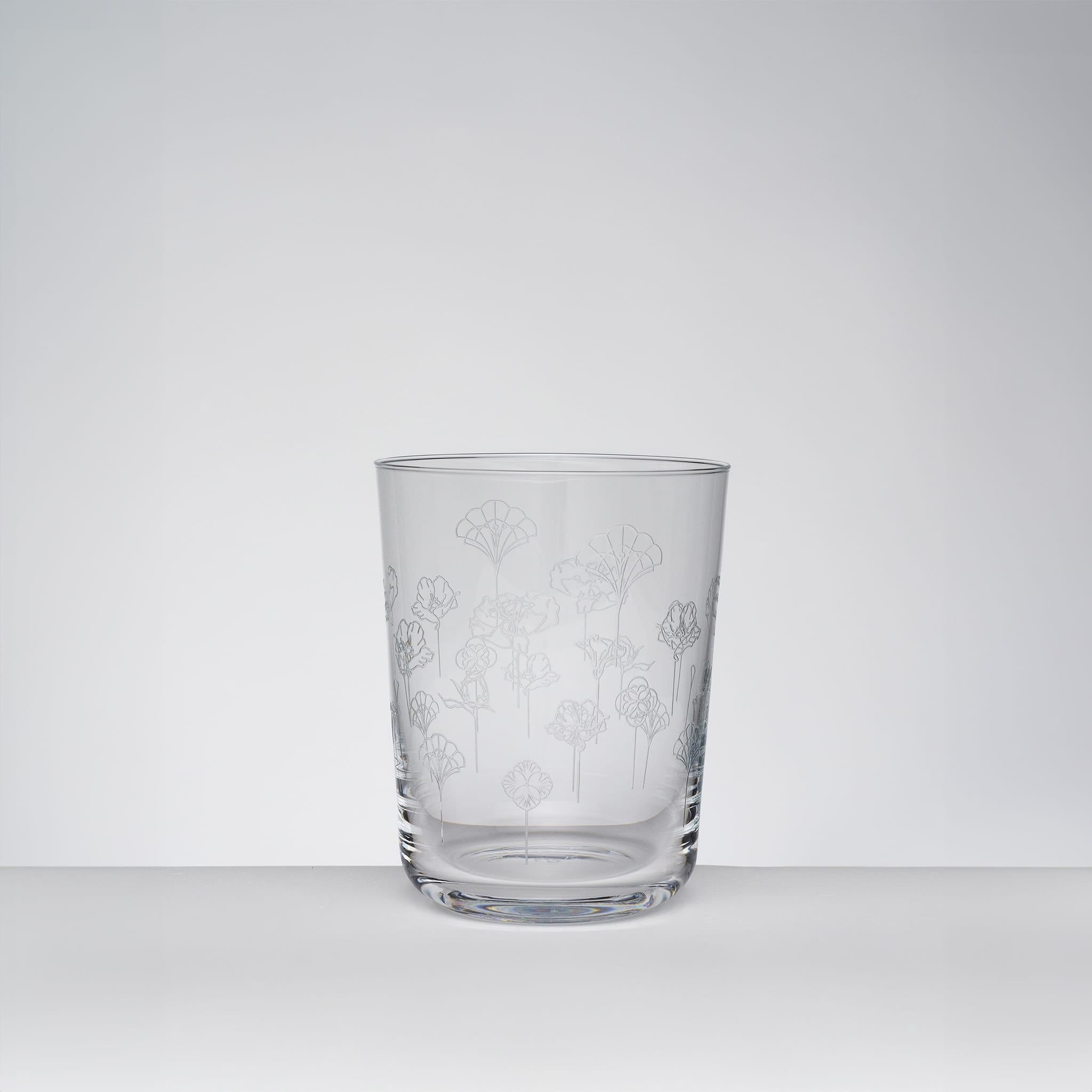 Klart vannglass med skandinavisk design og delikat blomsterdekorasjon fra Frederik Bagger Norway