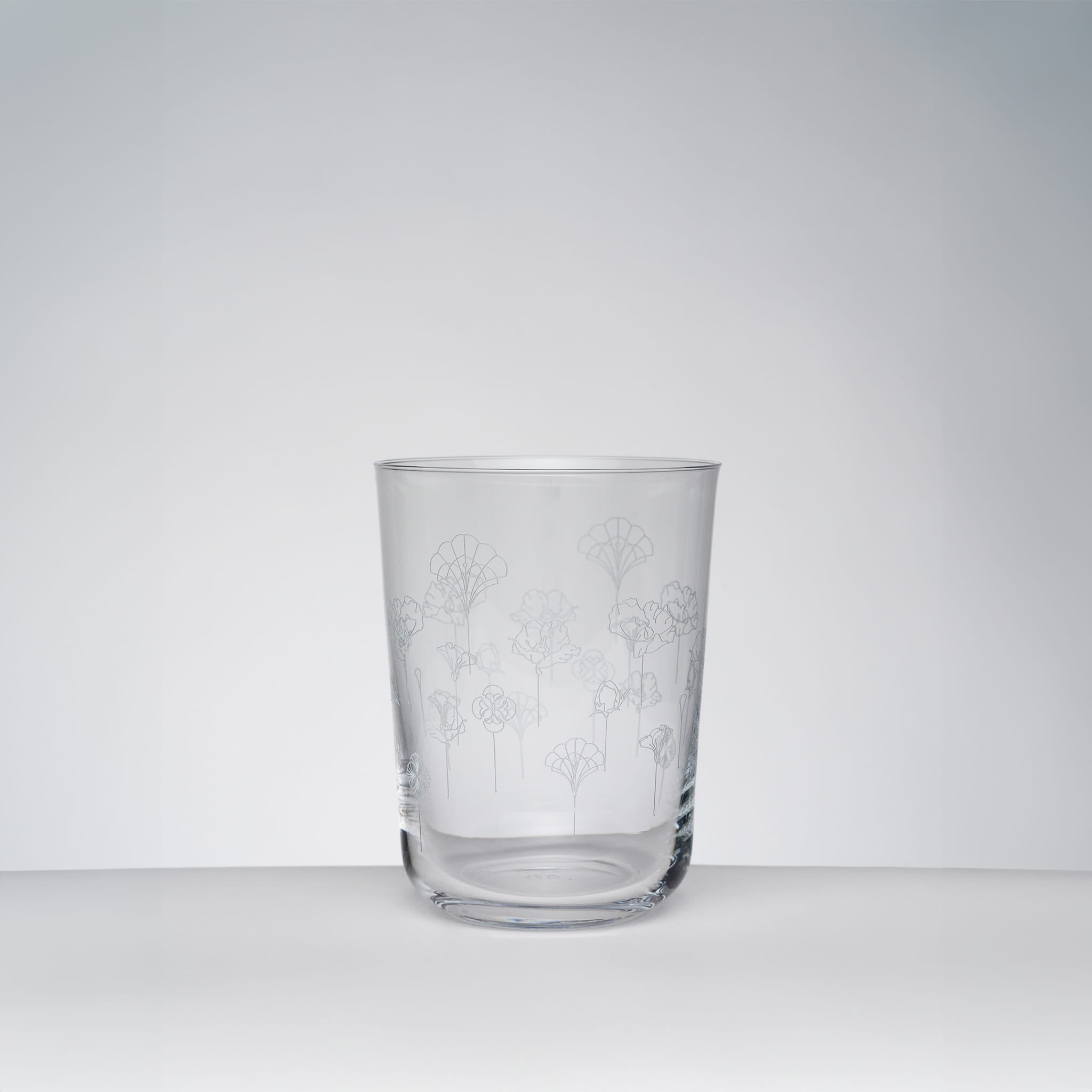 Klart vannglass med skandinavisk minimalistisk design og delikat blomsterdekor, fra Frederik Bagger Norway.