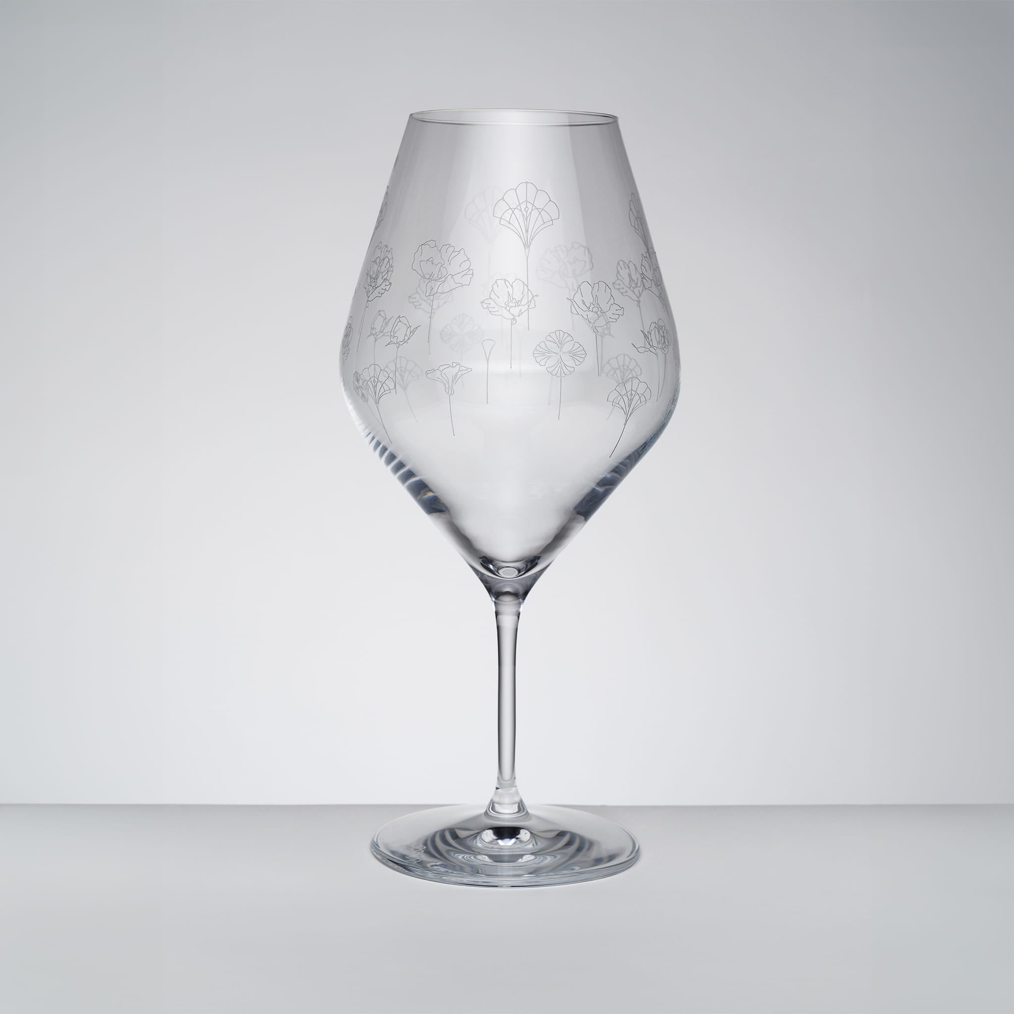 Klart vinglass med tulipanform og delikate blomstermotiver, skandinavisk design fra Frederik Bagger Norge.