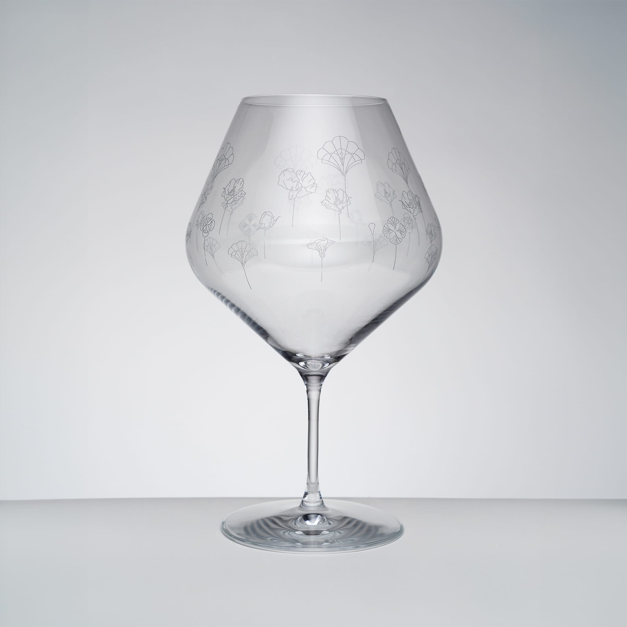 Klart vinglass med skandinavisk design og delikate blomster detaljer fra Frederik Bagger - Norway.