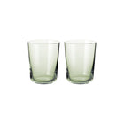 To enkle sylindriske vannglass i grønt farget glass fra Frederik Bagger med skandinavisk design.