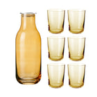Farget glasskaraffel med seks matchende, fasettslipte drikkeglass i skandinavisk minimalistisk design