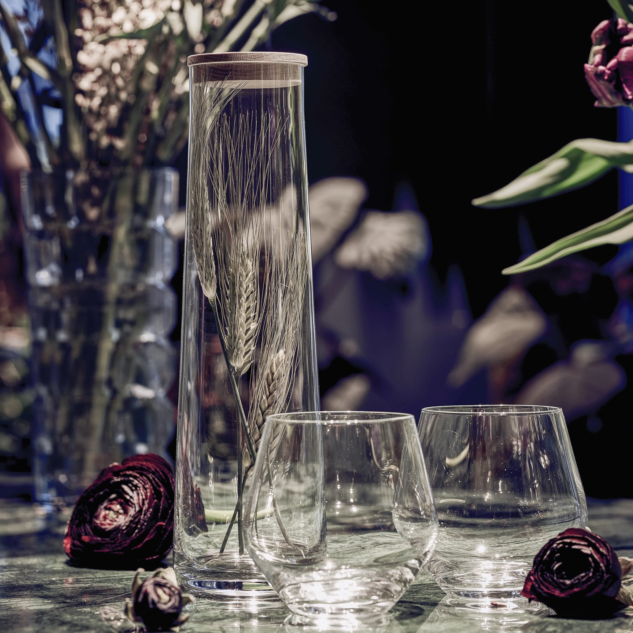 Skandinavisk karaffel i klart krystallglass med enkelt design, dekorert med kornaks, sett med to glass.