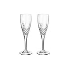 To klare krystallchampagneglass med diamantmønster fra Frederik Bagger i skandinavisk design.
