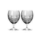 To klart glass med fasettslipt diamantmønster i skandinavisk, tidløst design fra Frederik Bagger.
