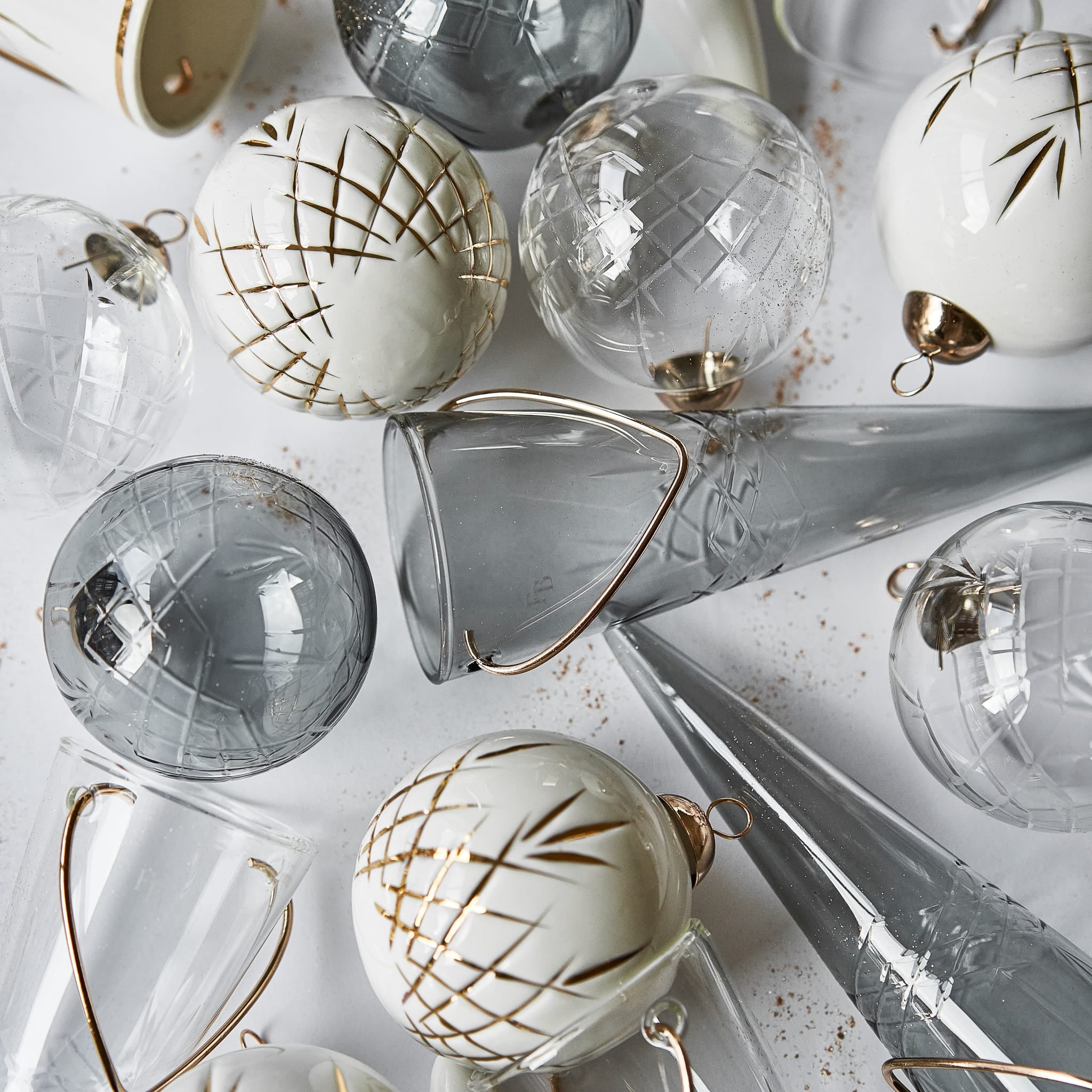 Håndlaget krystallglass med diamantmønster og kobberhank i skandinavisk, tidløst design fra Frederik Bagger.