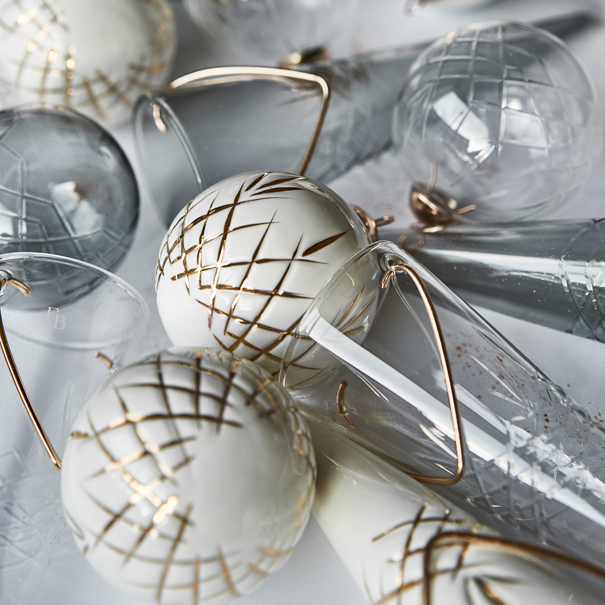 Håndlaget krystallglass med diamantmønster og kobberhank fra Frederik Bagger, skandinavisk design til hjemmet.