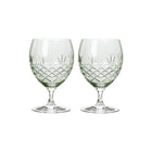 To grønne krystallglass med fasettslipt diamantmønster i skandinavisk design fra Frederik Bagger.