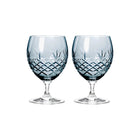 To blå krystallglass med fasettslipt diamantmønster i skandinavisk design fra Frederik Bagger.