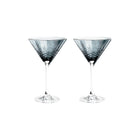 To blå, fasettslipte krystallcocktailglass med diamantmønster fra Frederik Bagger i skandinavisk design