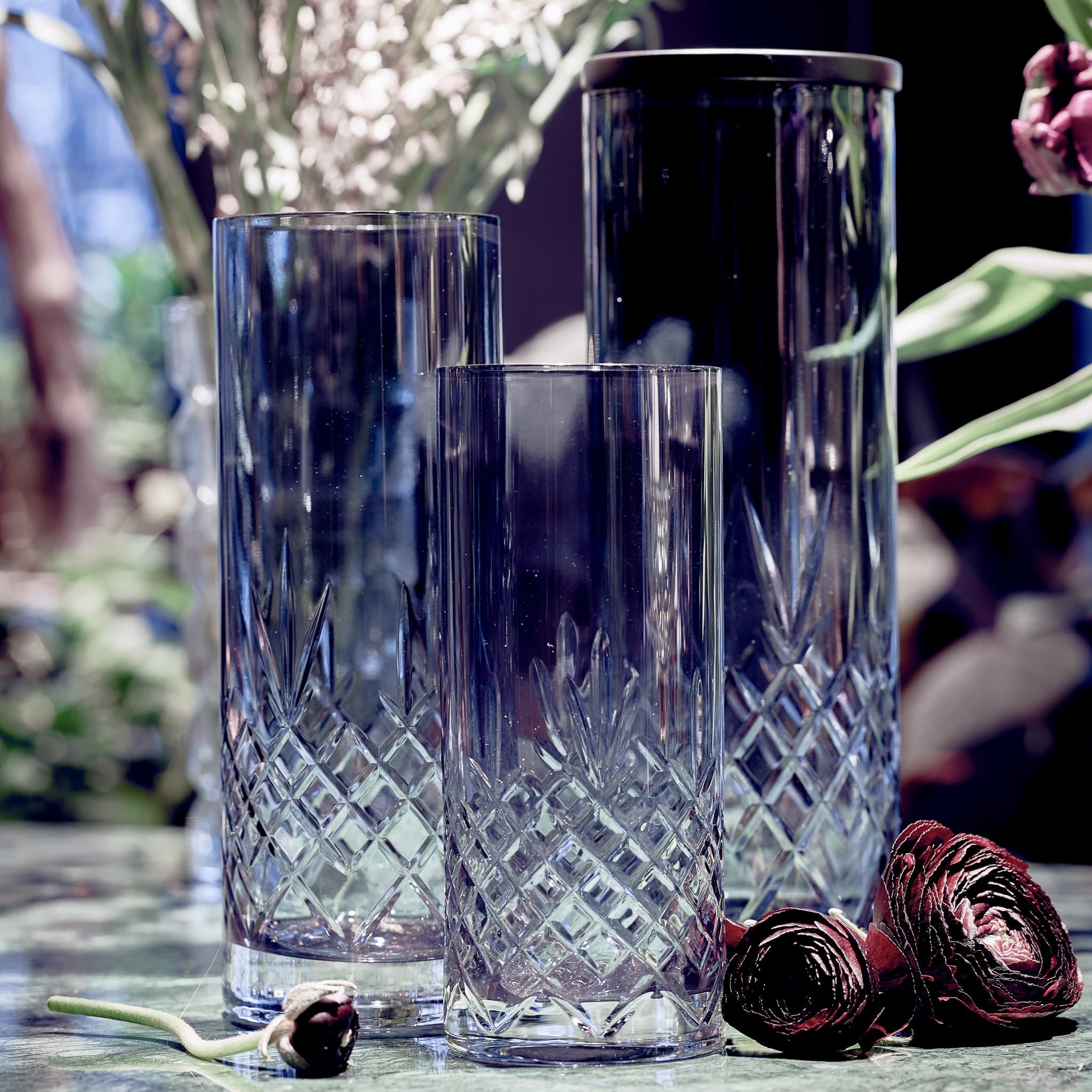Skandinavisk blå vase i farget krystallglass med diamantmønster fra Frederik Bagger, elegant og tidløs design.