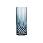 Blå vase i farget krystallglass med tidløst diamantmønster og fasettsliping, skandinavisk design.