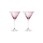 To fasettslipte krystallcocktailglass i rosa med skandinavisk design fra Frederik Bagger