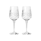 To klare rødvinsglass med diamantmønster i skandinavisk design fra Frederik Bagger.