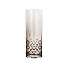 Høy, smal vase i farget krystallglass med fasettslipte diamantmønstre fra Frederik Bagger.