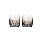 To stilige krystallglass i farget brun med diamantmønster fra Frederik Bagger, skandinavisk design