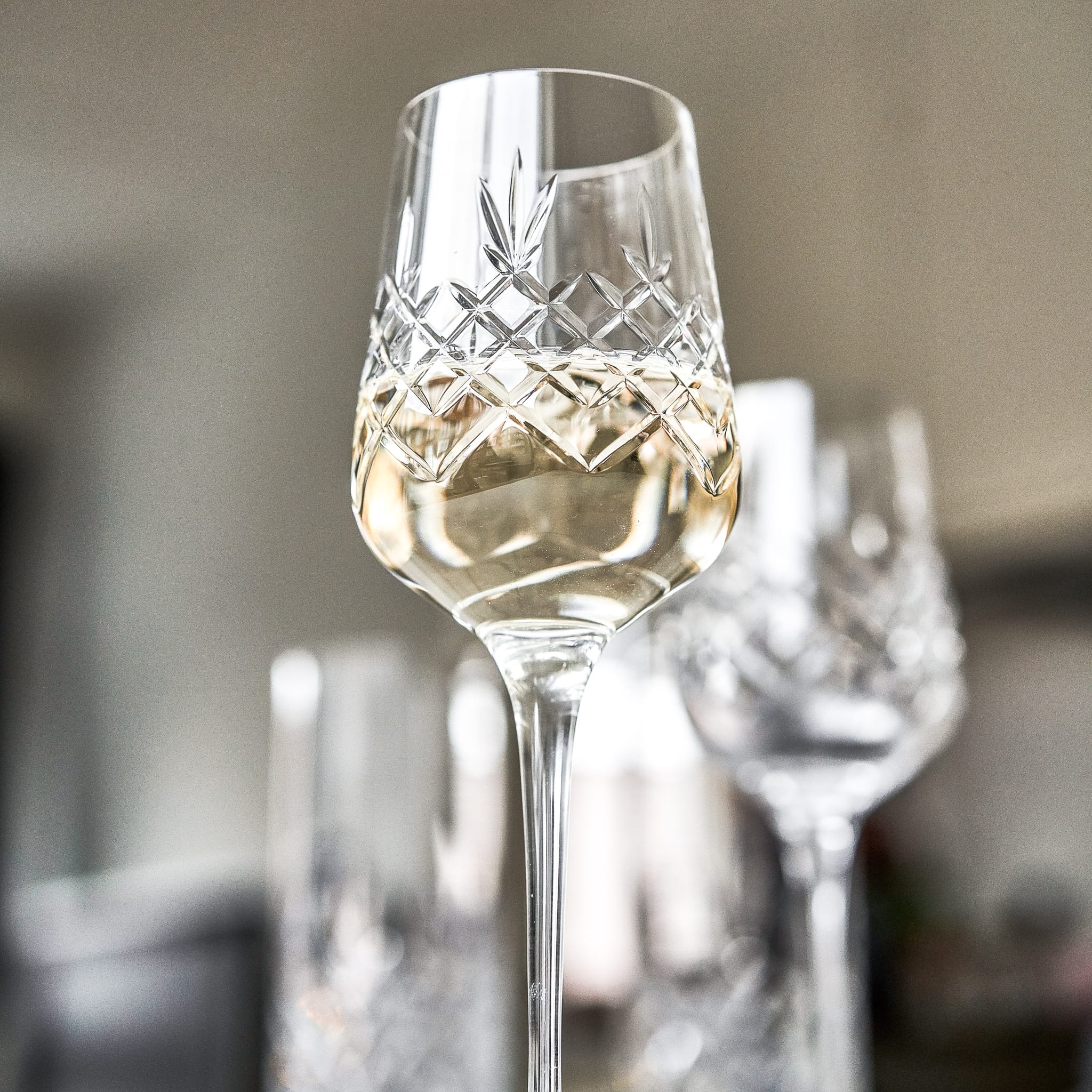 Krystallglass i klart glass fra Frederik Bagger med tidløst diamantmønster til hvitvin.