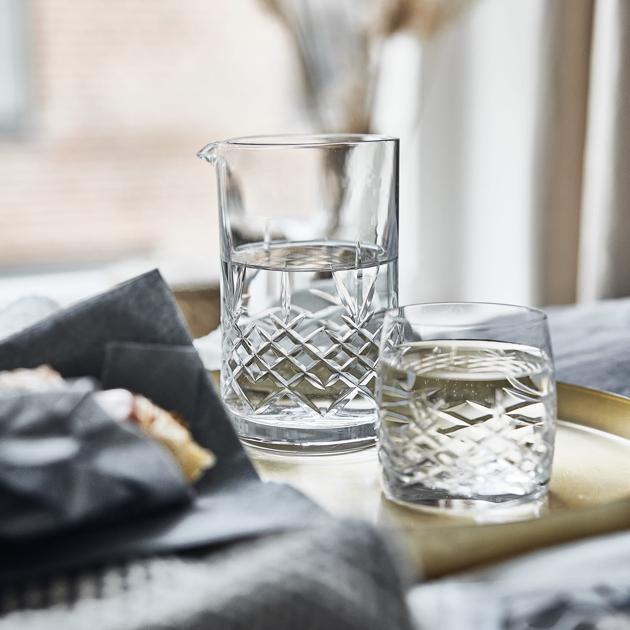 Klar krystallmikser og glass med diamantmønster fra Frederik Bagger i skandinavisk, funksjonelt design