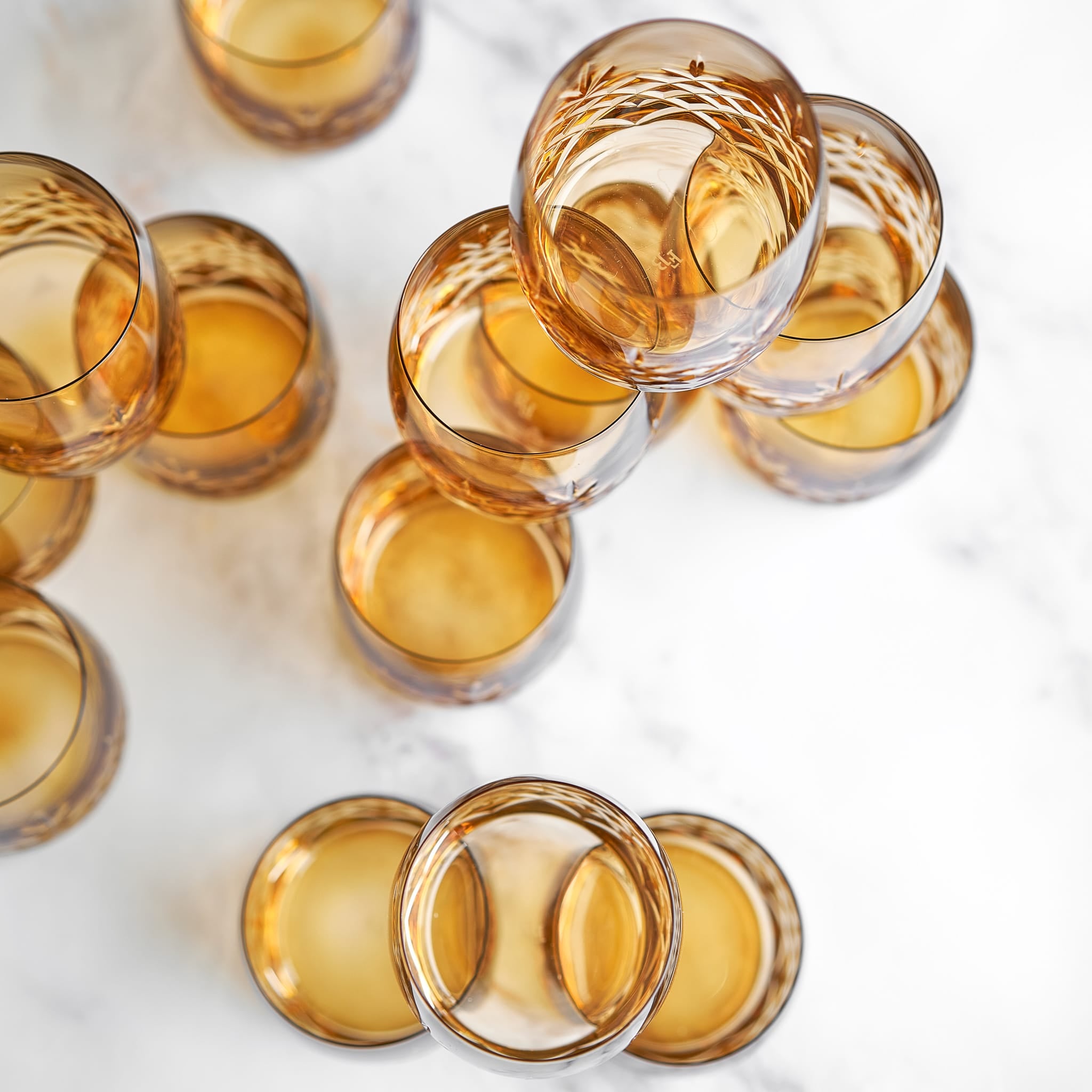 Fasetterte gule krystallglass fra Frederik Bagger i skandinavisk, minimalistisk design.