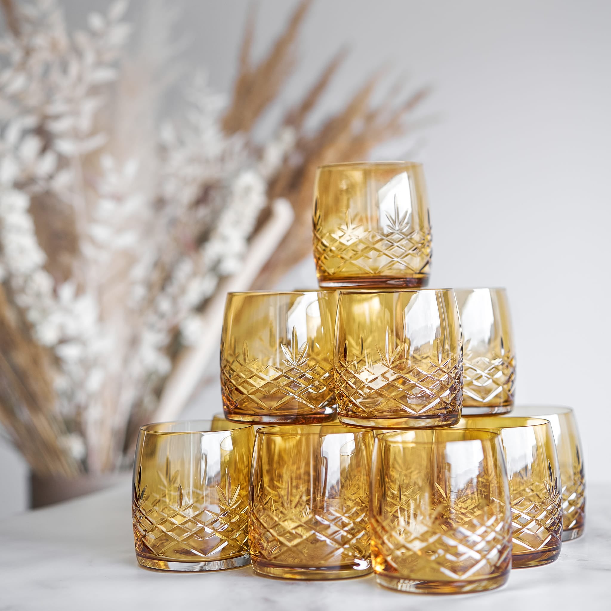Pyramidestabel med gule fasettslipte krystallglass i skandinavisk design fra Frederik Bagger.