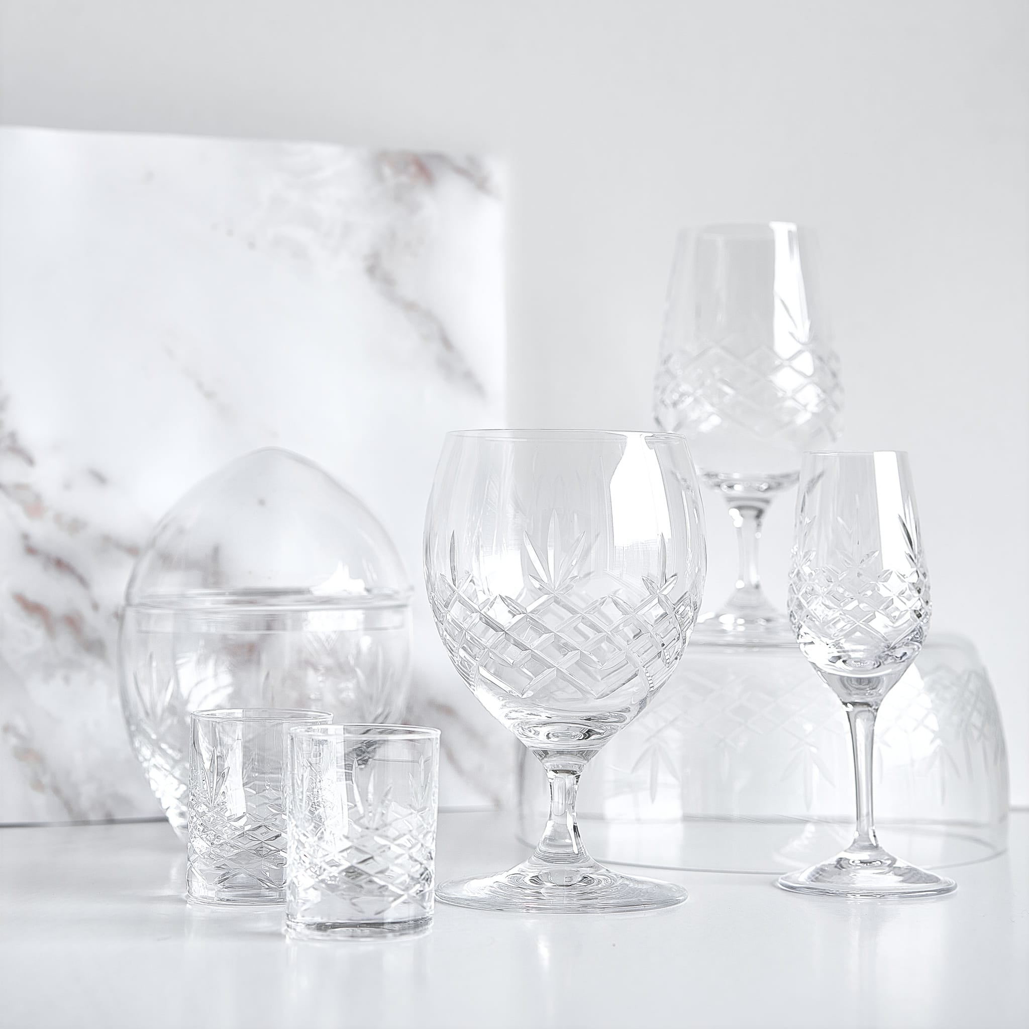 Klare krystallglass med fasettmønster i skandinavisk design fra Frederik Bagger.
