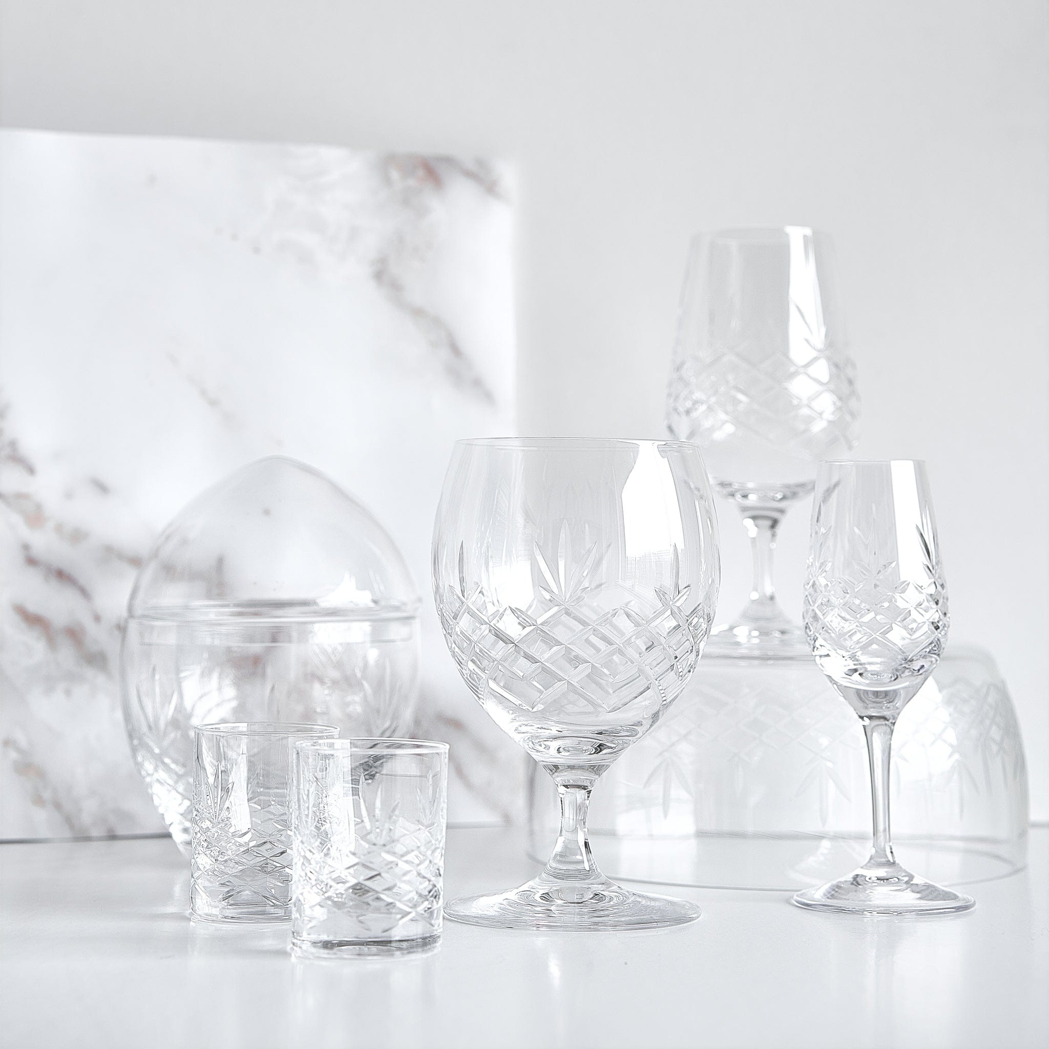 Klar krystallglass med diamantmønster i skandinavisk design fra Frederik Bagger til interiør og servering.