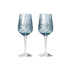 To blå krystallglass med diamantmønster fra Frederik Bagger i skandinavisk design
