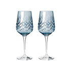 To blå krystallvinglass med diamantmønster i skandinavisk design fra Frederik Bagger.