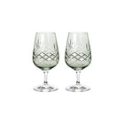 To grønne krystallglass med diamantmønster, fasettslipte og elegant design fra Frederik Bagger.