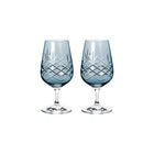To blå krystallglass med diamantmønster fra Frederik Bagger i skandinavisk design.