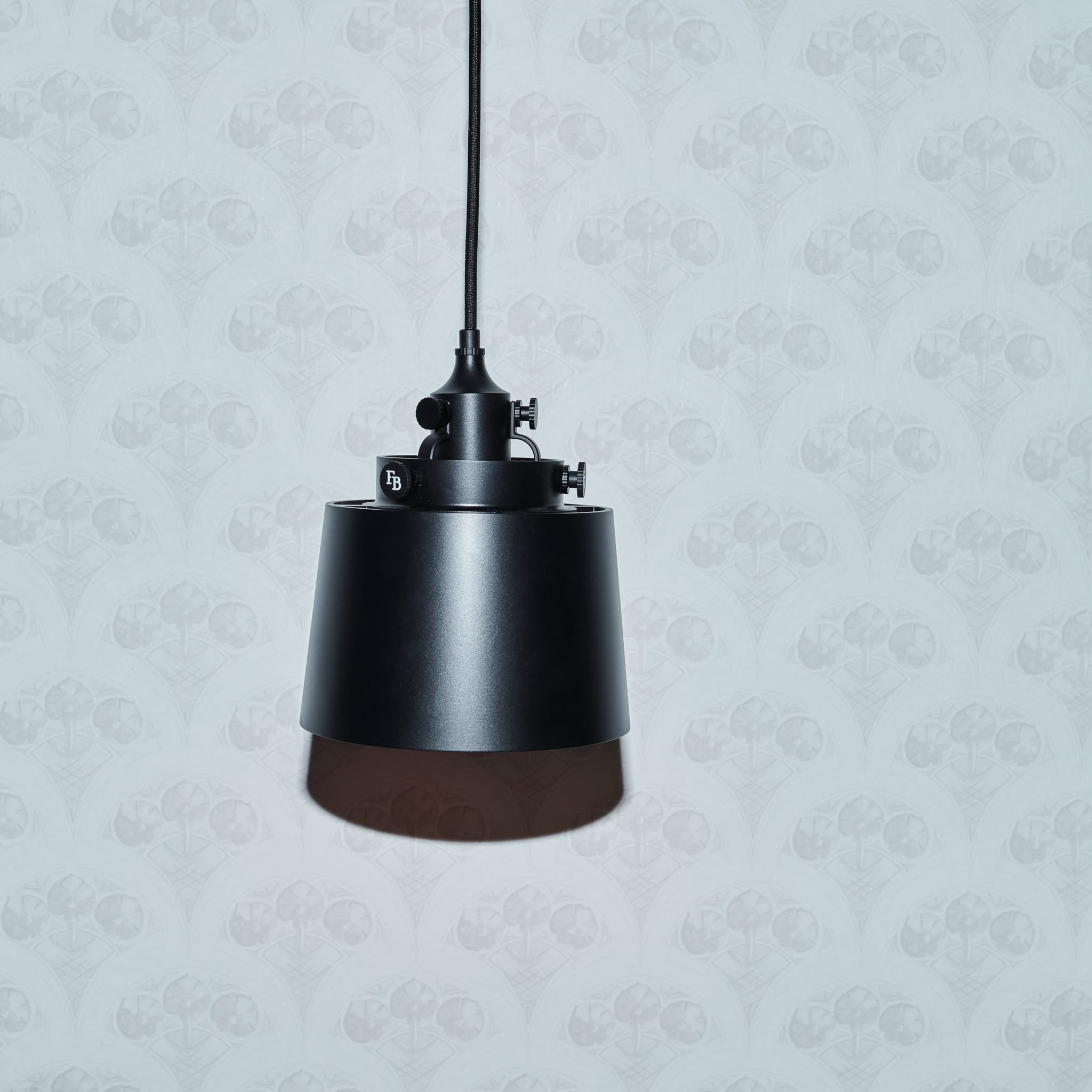 Svart Air Pendel 1 lampe med minimalistisk og funksjonelt skandinavisk design fra Della Anayati.