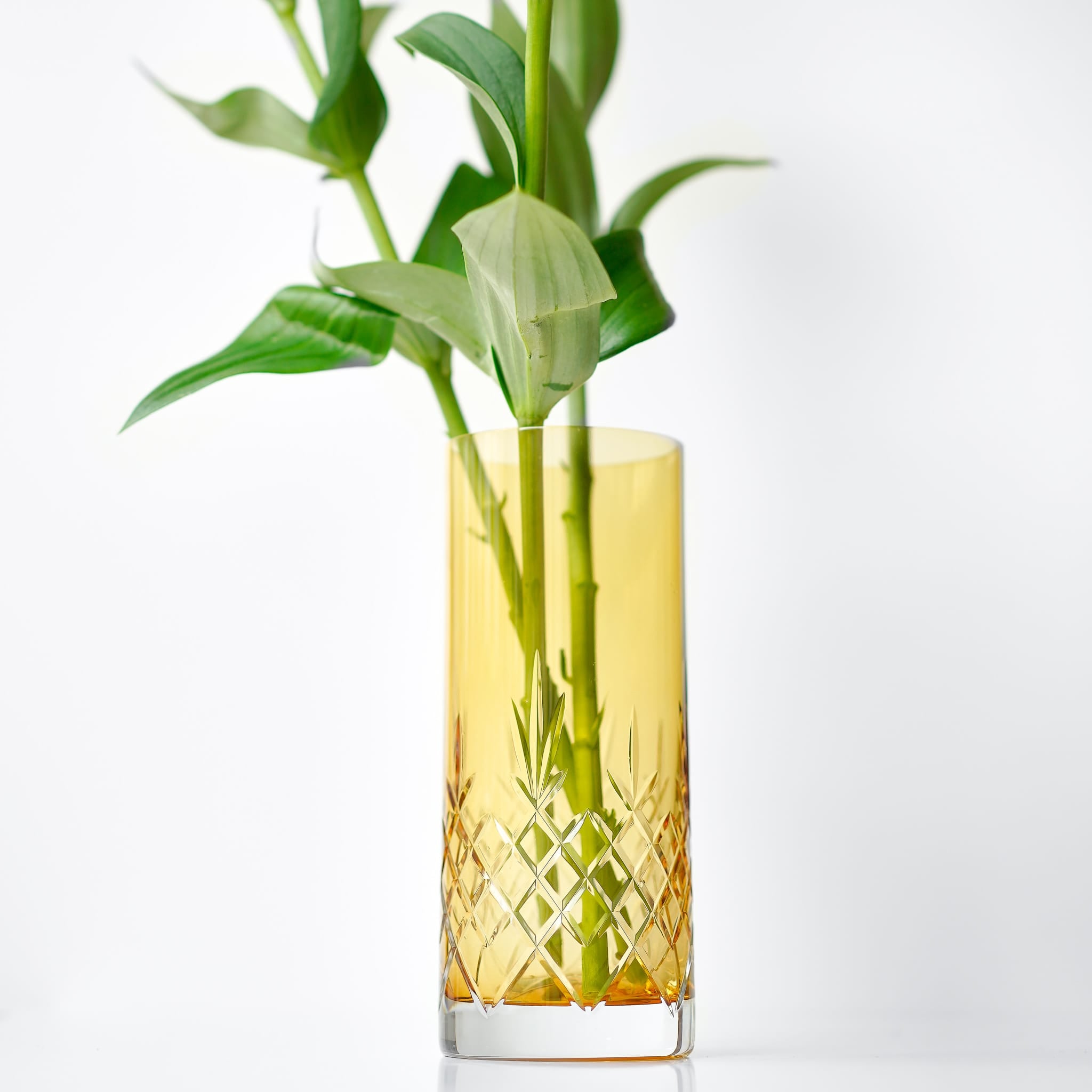 Gul fasettslipt krystallvase med diamantmønster fra Frederik Bagger i skandinavisk design