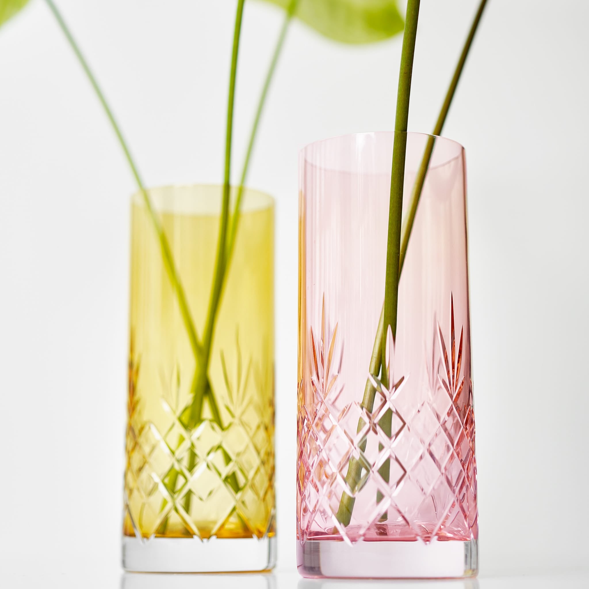 To elegante vaser i farget krystallglass med diamantmønster, skandinavisk design fra Frederik Bagger.
