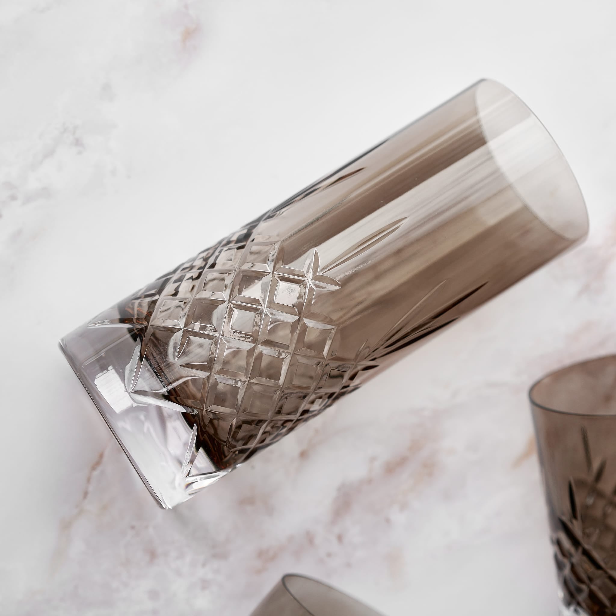 Fasettslipt krystallglass i brun copalfarge med diamantmønster fra Frederik Bagger.