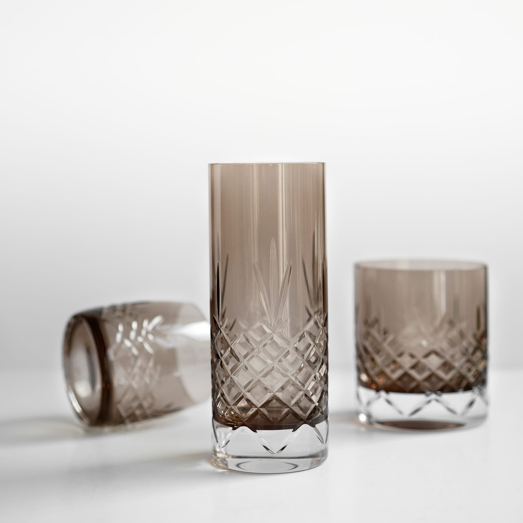Farget krystallglass med rillet og diamantmønster i skandinavisk design fra Frederik Bagger.