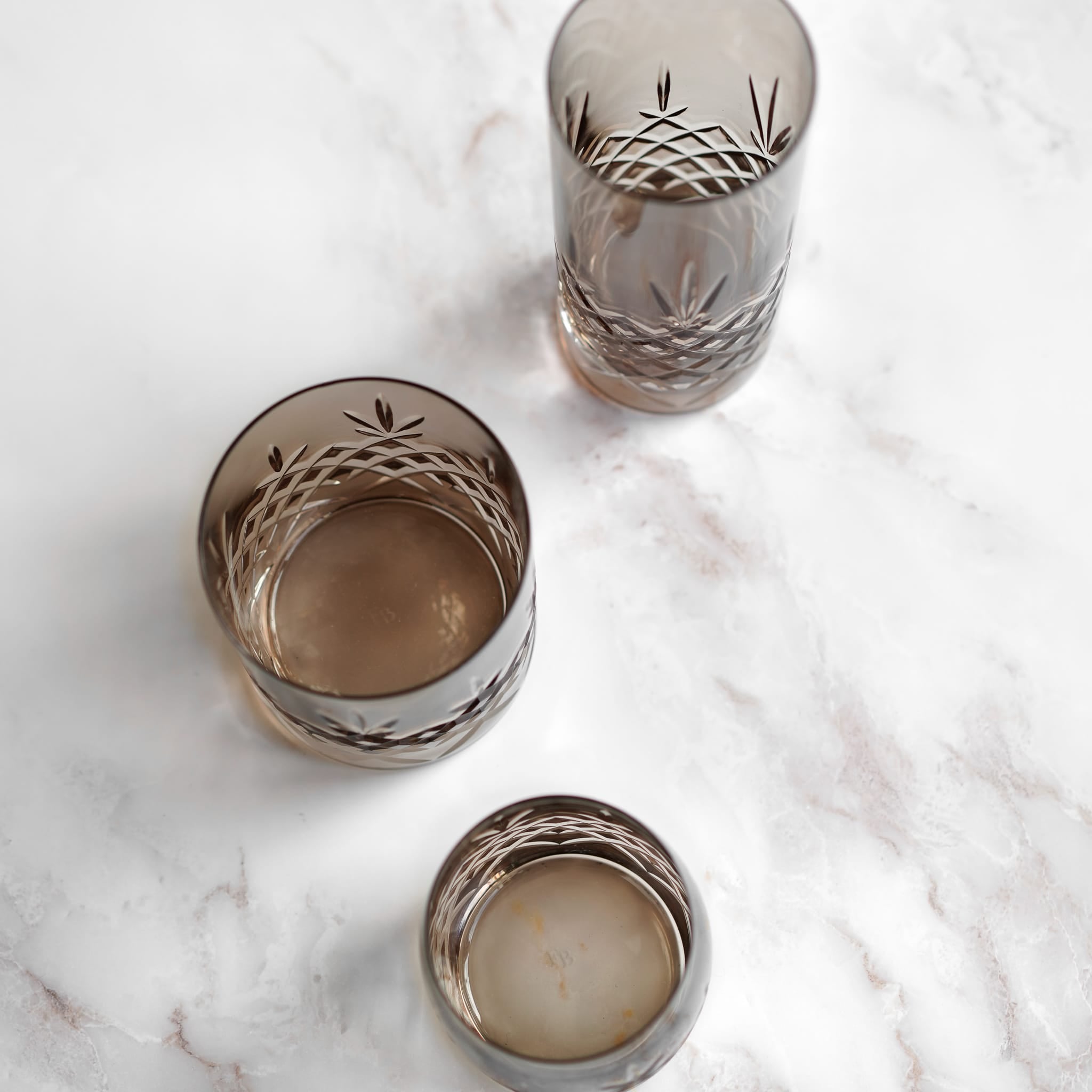 3 brune fasettslipte highball krystallglass med diamantmønster på marmorbord, skandinavisk design