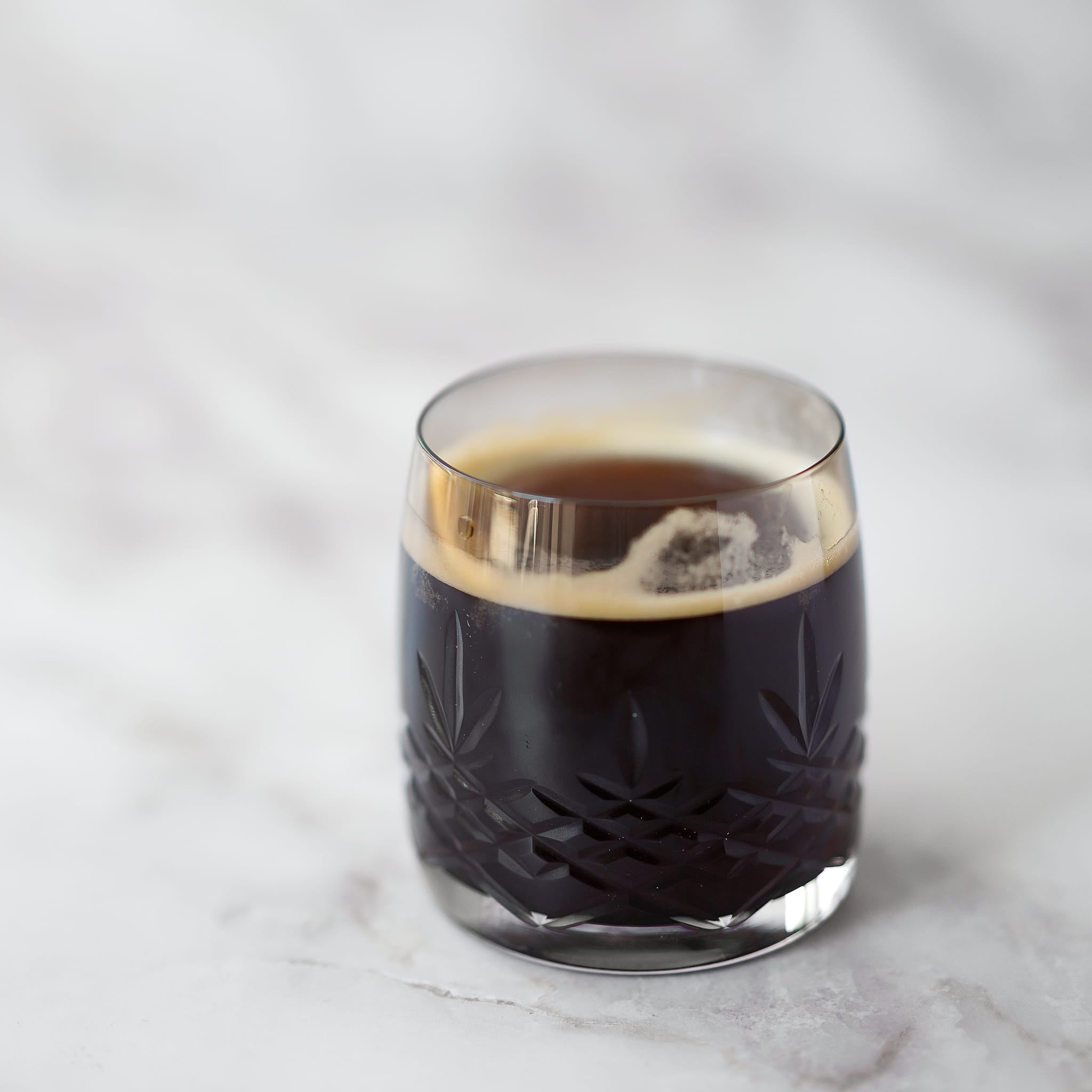 Fasettslipt krystallglass i brun farge med kaffe, skandinavisk design av Frederik Bagger.