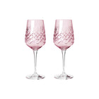To rosa vinglass i krystall med diamantmønster og skandinavisk, fasettslipt design fra Frederik Bagger.