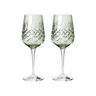 To grønne krystallglass med diamantmønster i skandinavisk design fra Frederik Bagger.