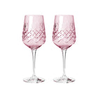 To rosa krystallglass med diamantmønster, fasettslipte og i skandinavisk design fra Frederik Bagger.