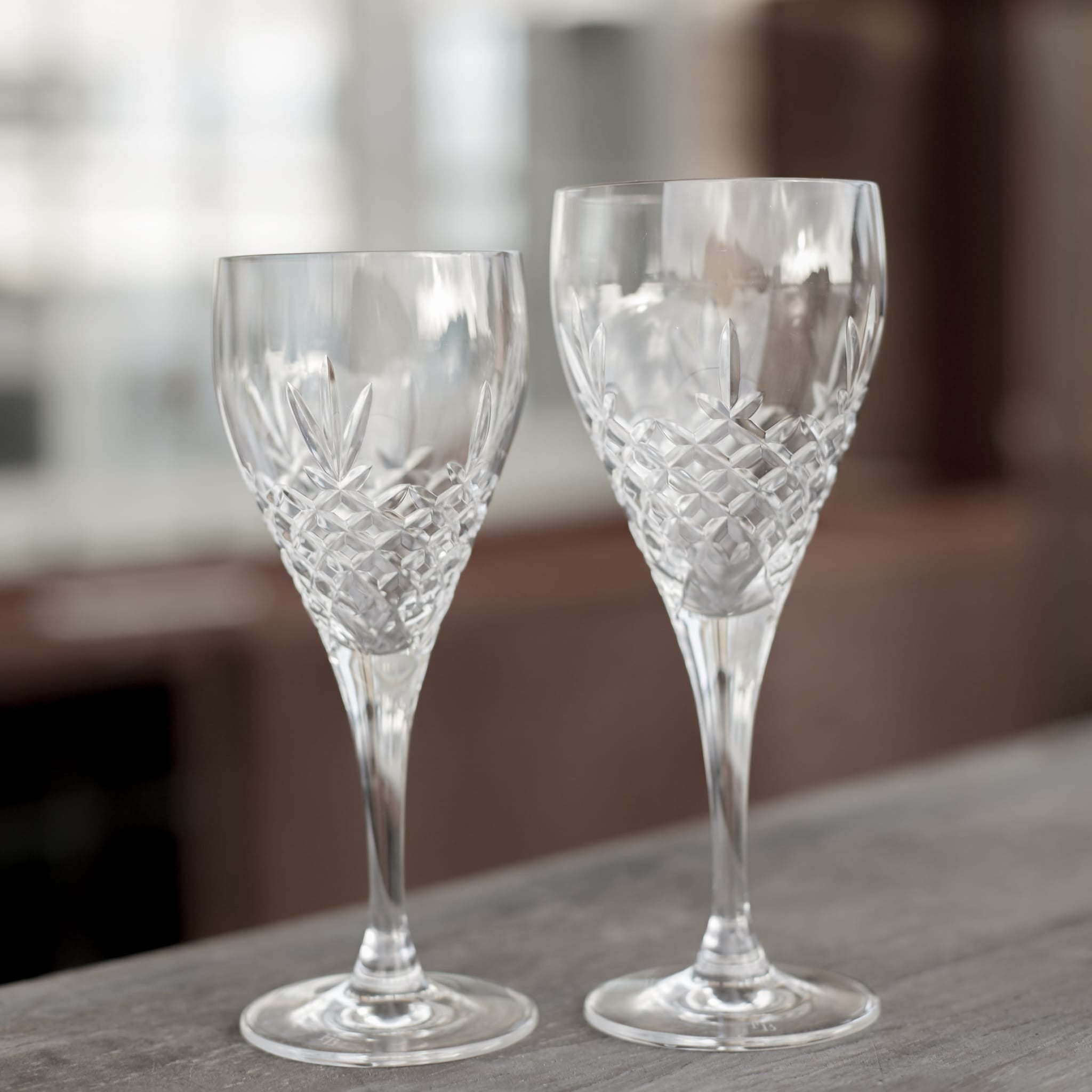 To klare krystallglass med diamantmønster fra Frederik Bagger i skandinavisk design for borddekking.