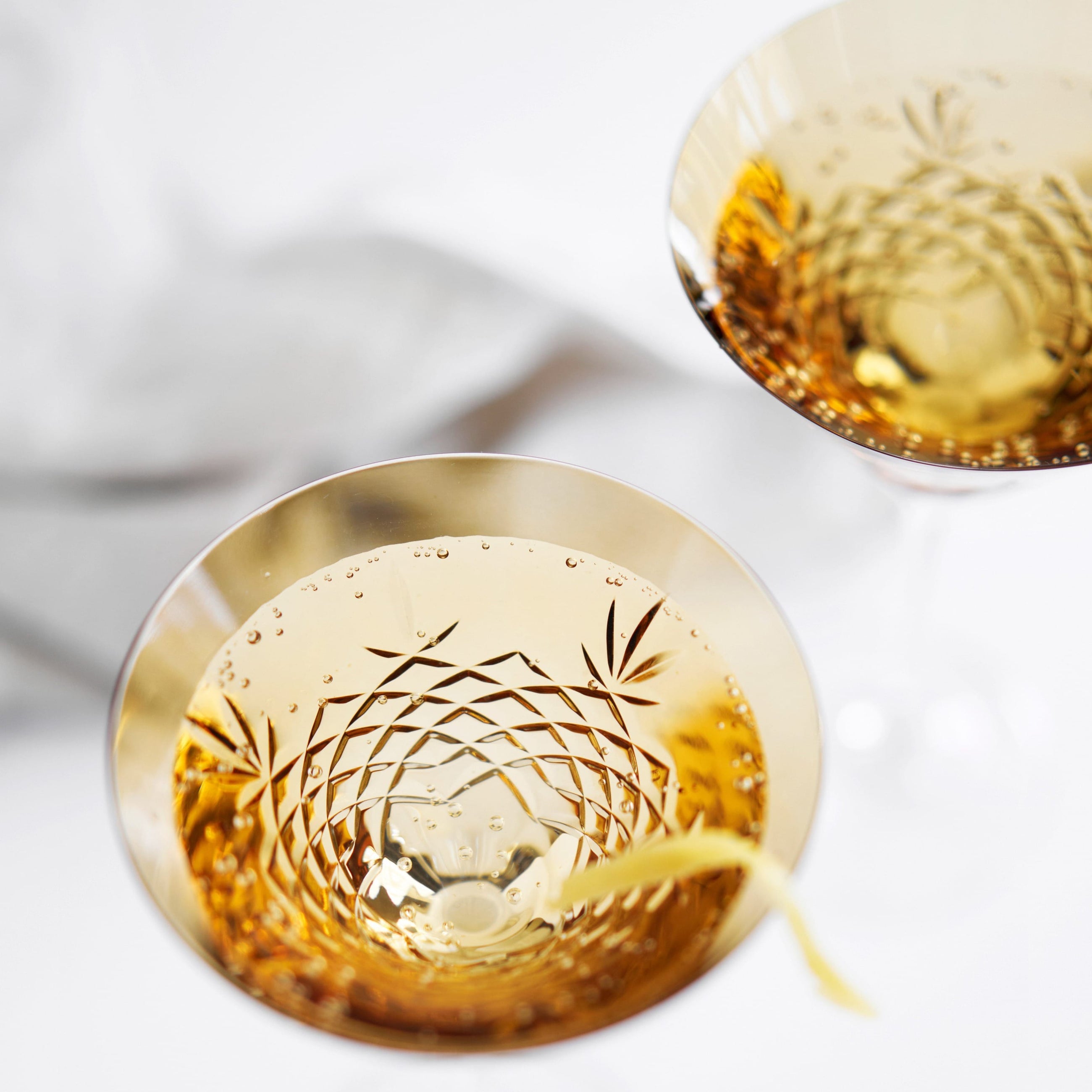 To fasettslipte krystallcocktailglass i varm citrine-gul nyanse fra Frederik Bagger
