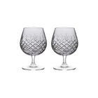 To krystallglass med fasettslipt mønster i skandinavisk design av Frederik Bagger