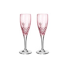 To rosa champagneglass i krystall med fasettslipt diamantmønster fra Frederik Bagger i skandinavisk design.