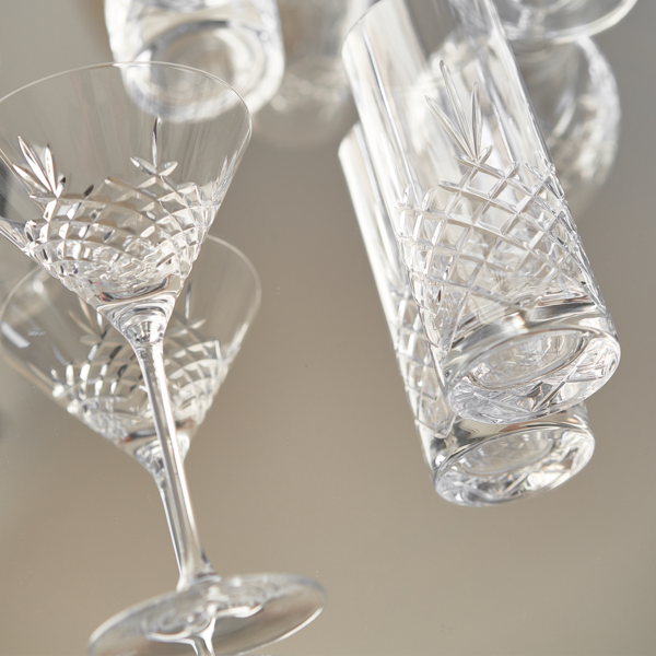 Martiniglass og highballglass i krystall liggende på speil