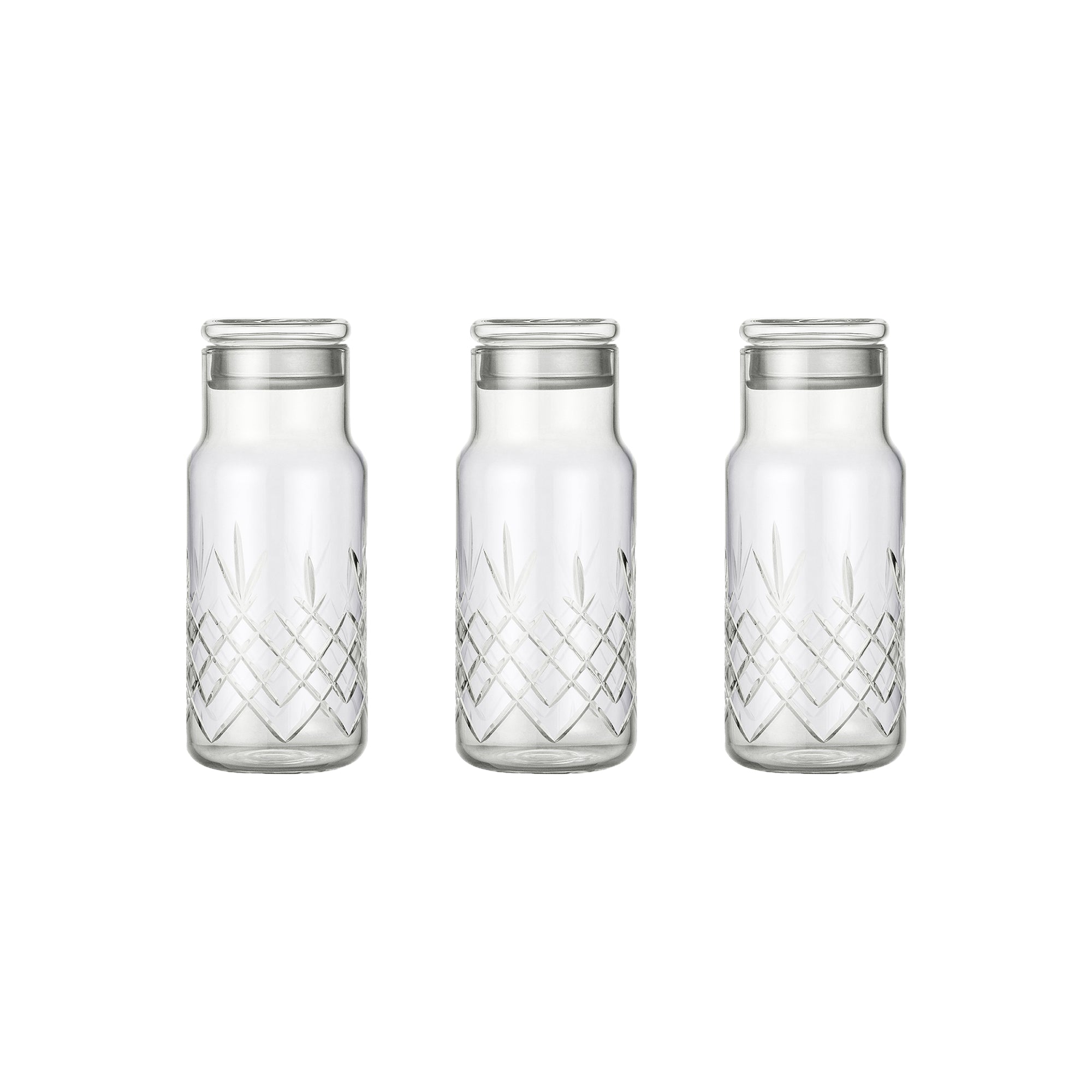 Tre klare små vannkaraffeler med diamantmønster og tilhørende lokk i skandinavisk design fra Frederik Bagger.