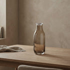 Skandinavisk karaffel i røykfarget glass fra Frederik Bagger, minimalistisk design for interiør og servering.