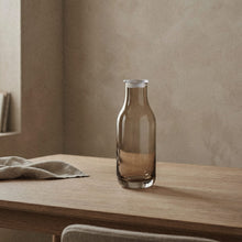 Skandinavisk karaffel i røykfarget glass fra Frederik Bagger, minimalistisk design for interiør og servering.
