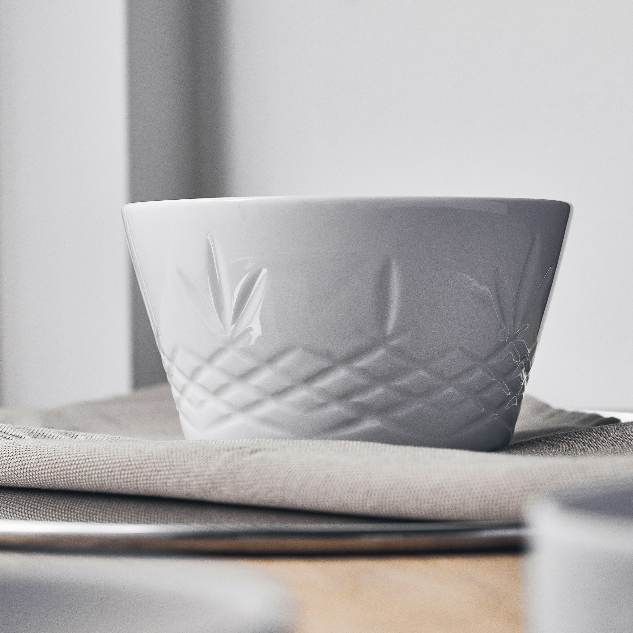Hvit skål i porselen med diskret rillet mønster, minimalistisk skandinavisk design fra Frederik Bagger Norway.