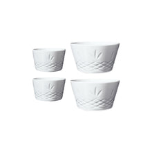 To hvite skåler i porselen med rillet mønster, minimalistisk skandinavisk design fra Frederik Bagger Norge.